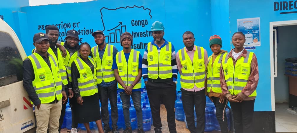 Équipe Congo Investment Consulting devant l'usine de Kasumbalesa